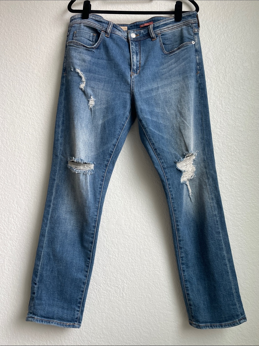 Pilcro Women’s Boyfriend Jeans in Faded Blue with Distressed Knees